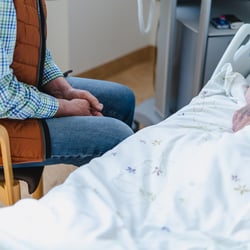 Ehrenamtlicher Helfer in einer Palliativstation in Schweinfurt St. Josef
