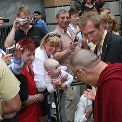 Der Dalai Lama in Nürnberg – Bad in der Menge (Germanisches Nationalmuseum)