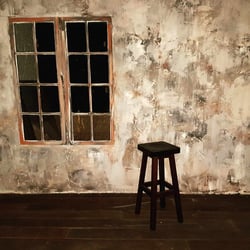 Barhocker am Fenster