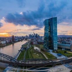 Die Skyline von Frankfurt. Links der Main und im Vordergrund die EZB