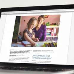 Bosch-Powertec-Solarspeicher-Echte-Menschen-Laptop-Webseiten-Closeup-Mutter-Design-Orange-Cube-Werbeagentur-Hamburg-16zu9