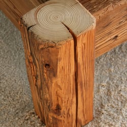 Bett gefertigt aus dem Jahrhunderte alten Holz historischer Schwarzwaldhöfe