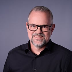 business-headshot-manager-grauer-hintergrund