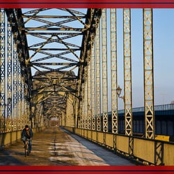 Ein Radfahrer auf der alten Harburger Elbbrücke von 1899