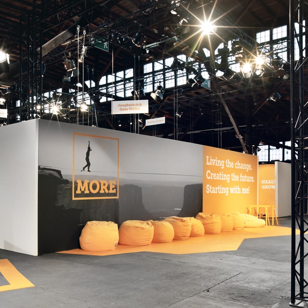 Das „MORE“-Logo und die Farbe Gelb sind die stilgebenden Elemente des Events.