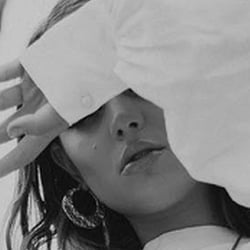 Fotografie: Jana Jukebal Model: Lara-Joy Gerstler MUA: Kristina Velko Styling: Charlotte Gottfried