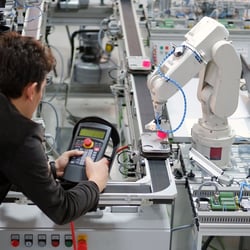Roboter effizient bedienen — Warum sich Mitarbeiter-Schulungen laut Robert Kiefers Erfahrungen lohnen