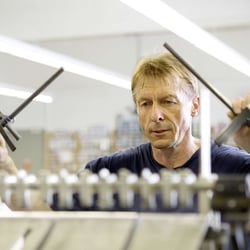 An der Druckmaschine – Foto: Marc Dietenmeier