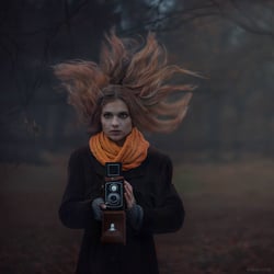 Frau mit der alten Kamera