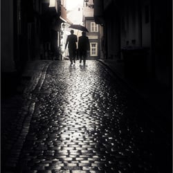 Zwei in der Gasse