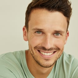 Professionelles Commercial-Portrait eines männlichen Models für Sedcards, Agenturen und Werbekunde