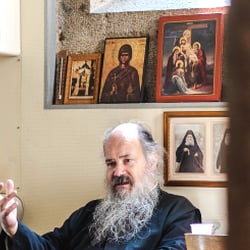 Orthodoxer Priester in der Sakristei
