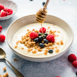 Jogurt mit Müsli und Beeren