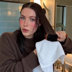 Haarserum – KI-Presenterin, Standbild