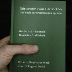 Cover im Größenvergleich zur Hand