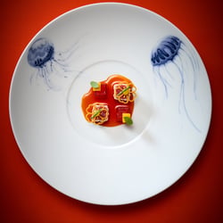 Fine Dining – Teller auf Rot
