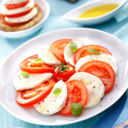 Tomaten-Mozzarella rund serviert