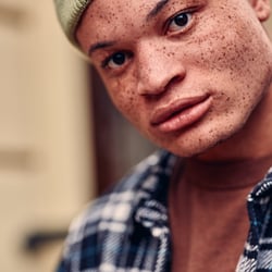 Foto: Dino Mari – https://www.dmari.de/  Film: Hartmut Nörenberg – Artist @ MaisonMusitowski.com   Make-up Artistin / Hairstyli