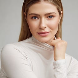 Professionelles Commercial-Modelportrait für Sedcards und Agenturbewerbungen mit natürlicher Mimik und modernem Look