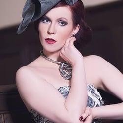 Anna mit Hutkreation von Melanie Hagemann / Make-up von Julia Ausborn