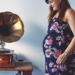 Babybauch Fotografie am alten Plattenspieler