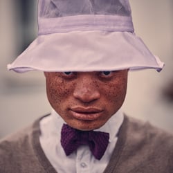 Foto: Dino Mari – https://www.dmari.de/  Film: Hartmut Nörenberg – Artist @ MaisonMusitowski.com   Make-up Artistin / Hairstyli