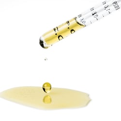 Pipette mit Tropfen