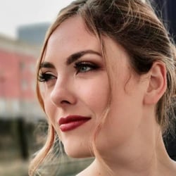 Haare und Make-up an der Schauspielerin und Musikerin Anne Berndt