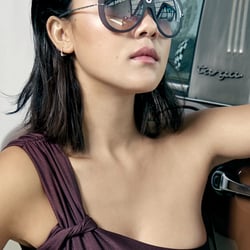 Muriel Dang an einem Porsche 911 Targa