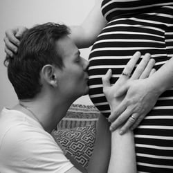 Babybauch Infoor mit Vater