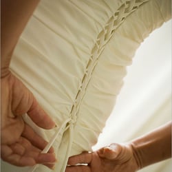 Braut bei der Ankleide