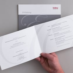 Exklusive Einladungskarte für eine Veranstaltung des BDEW. Silberdruck auf Naturpapier.
