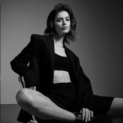 https://maisonmusitowski.com/maya-hardenbecker/#