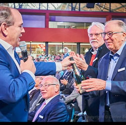 Wer war vor 20 Jahren schon dabei… Moderator Wolfram Kons übergibt ein Präsent