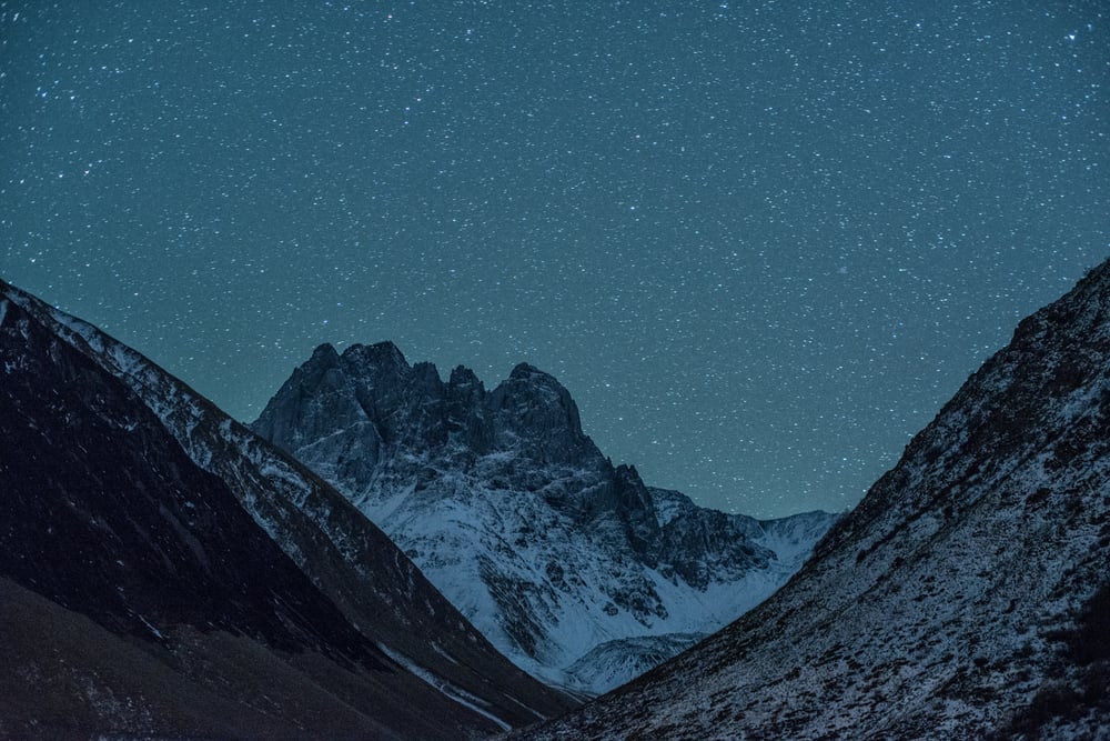 ChaukiMassiv bei Nacht