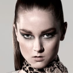 Helen-Overall: Scylla und Charybdis, Gürtel: pieces, Halstuch: Cavalli, Armreife: H&M, Schuhe: Weide