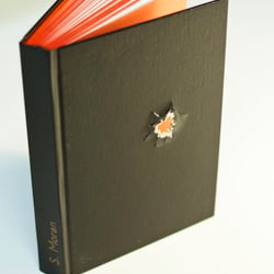 Notizbuch mit Schuss