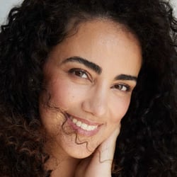 Natürliches Commercial-Headshot mit authentischer Ausstrahlung für internationale Werbekampagnen und Modelportfolios