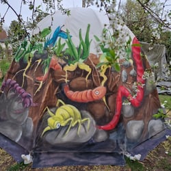 Grafitti Zelt „Wurmloch“ Weltacker Berlin 2024