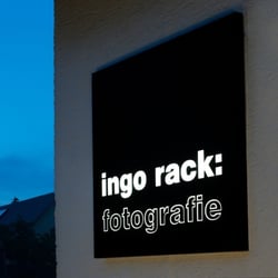 Ein flaches Leuchtschild Premium aus Aluminium, lackiert nach RAL. Die Schrift ist dekupiert und mit Acryl hinterlegt. Wow.