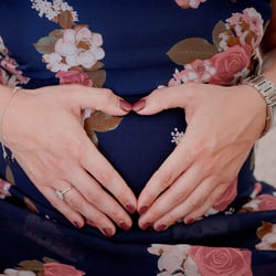 Babybauch Fotografie Hände formen Herz