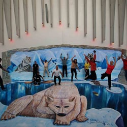 Thema: Winter im Ferrari World Abu Dhabi / Technik: Wand und Boden