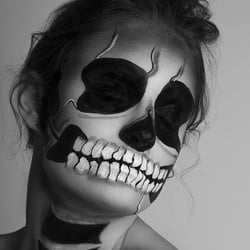 Skull. Model: havannia, Foto: Saskia Kolasinski