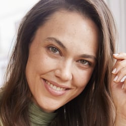 Freundliches Commercial-Portrait für Modelportfolios mit vielseitiger Ausstrahlung für Casting und Werbeproduktionen