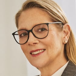 Moderne Businessfotografie mit Brille und Notizbuch für authentische Business- und Commercial-Looks.