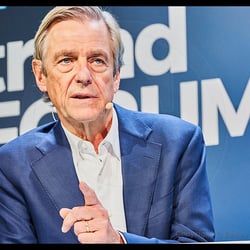 KEYNOTE: Die Welt dreht sich nun anders, zerteilt sich in neue Blöcke. Ein Stein fällt nach dem anderen. Wie geht es weiter…