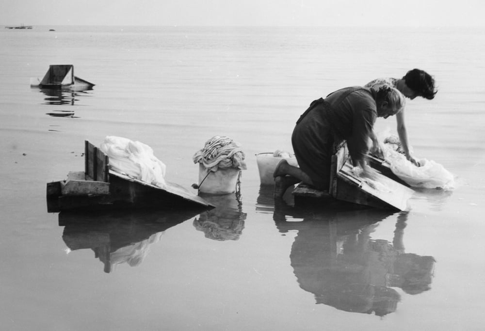 Frauen in Gardone Riviera beim waschen der Wäsche im Gardasee, 1962