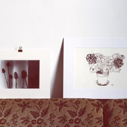 Links: Analoge Schwarzweiß-Fotografie, Rechts: Zeichnung mit Tusche auf Papier