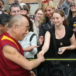Der Dalai Lama in Nürnberg – Bad in der Menge 2