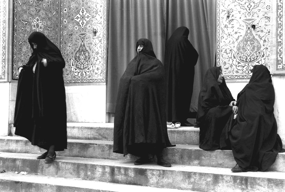Die geschleierten Frauen vor einer Moschee